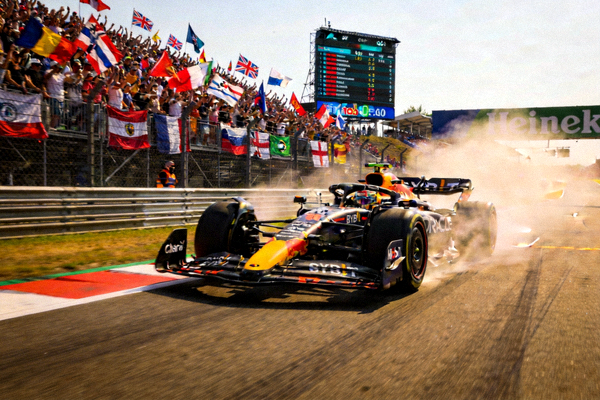 F1赛车在赛道上飞驰，观众在看台上欢呼